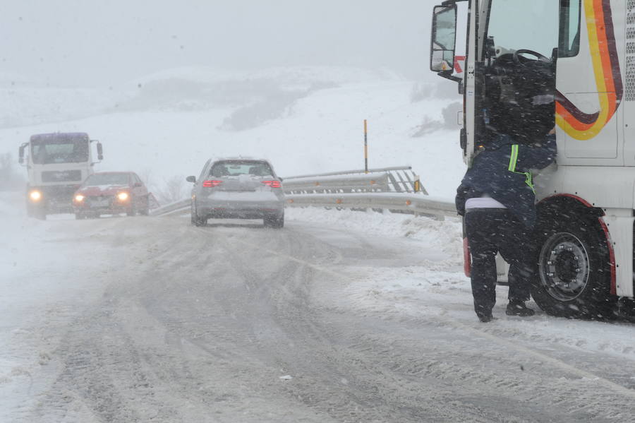 Fotos: La nieve colapsa las carreteras alavesas