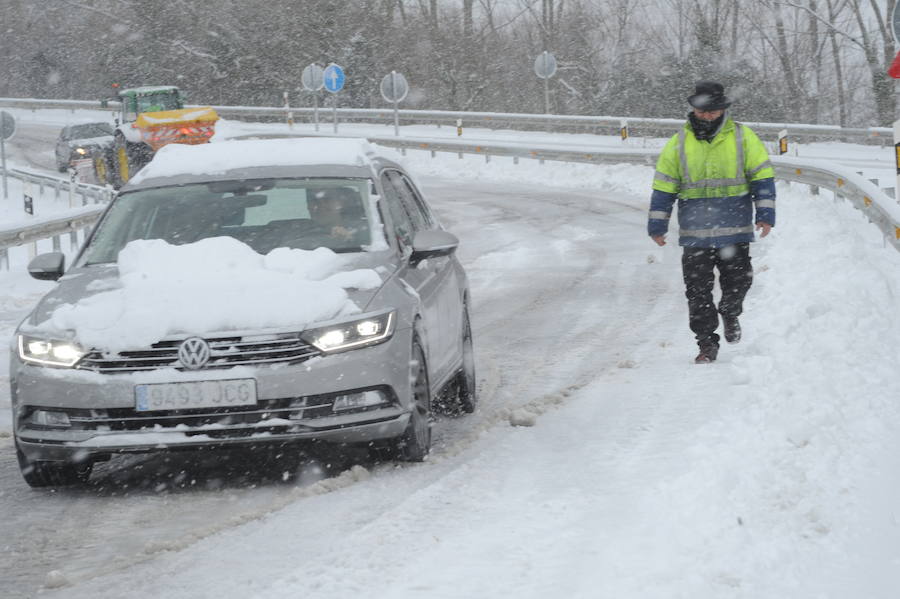 Fotos: La nieve colapsa las carreteras alavesas