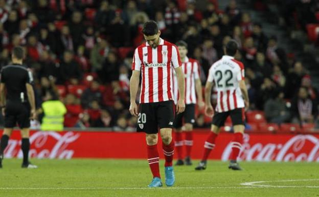 Aduriz se lamenta ante el Valencia.