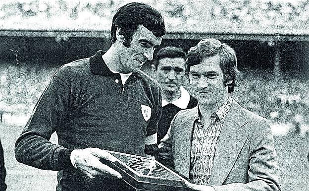 El Chopo y Clemente, aún con muletas, en el homenaje de despedida al baracaldés. 