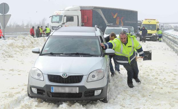 La A1, en Salvatierra, se ha convertido en uno de los puntos críticos de la jornada. Allí han quedado atrapados un centenar de conductores.