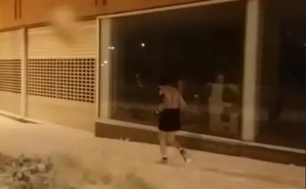 Corriendo sin camiseta bajo la nieve en Ortuella