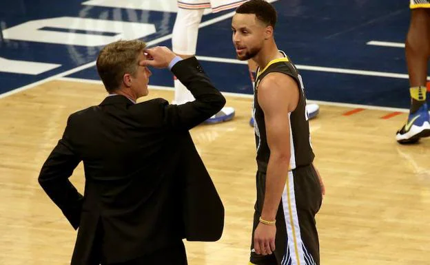 El entrenador de Golden State Warriors Steve Kerr habla con el jugador Stephen Curry. 
