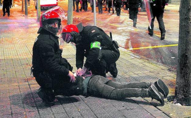 Detención de un hincha durante los disturbios del Athletic- Spartak.