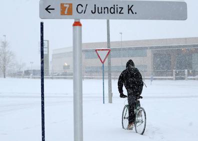 Imagen secundaria 1 - Tres estampas de la complicada mañana vivida en Álava a causa de la nieve.