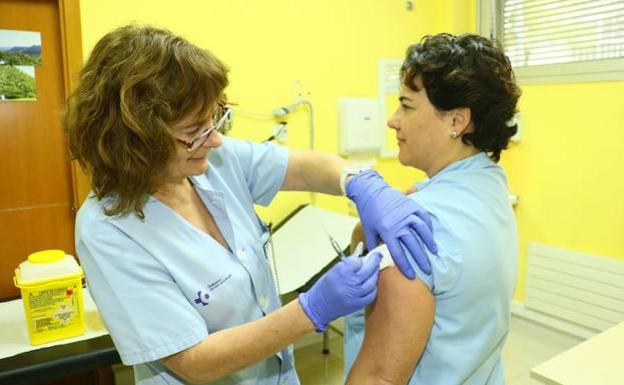 Una efermera vacuna a un paciente contra la gripe. / JESÚS ANDRADE