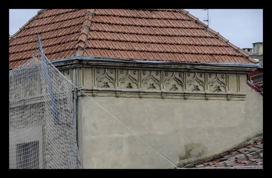 Visitamos a los últimos vecinos que resisten en la vieja casona de la calle Herrería 