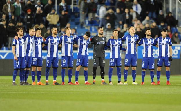 El once titular del Alavés, durante el minuto de silencio en Mendizorroza. 