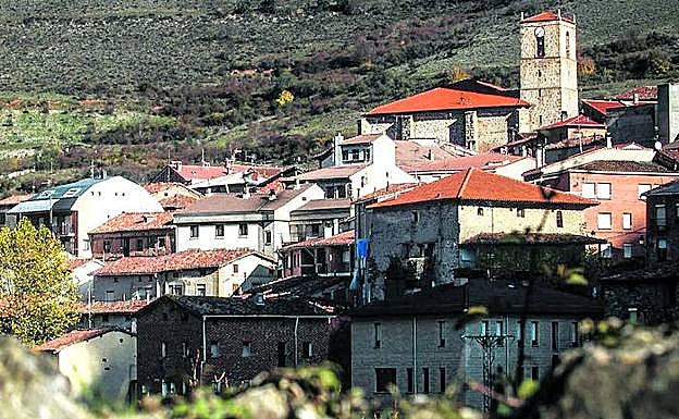 El casco urbano de Anguiano trepa por las laderas de las colinas que lo circundan. Por sus calles pendientes decienden sobre zancos los danzantes.