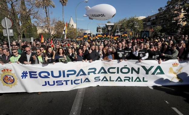 Manifestación en Sevilla el pasado mes de febrero para reivindicar la equiparación salarial entre los cuerpos de seguridad del Estado.