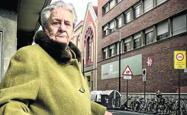 Maruja Ruiz, ante el monolito inaugurado ayer frente al Sagrado Corazón.