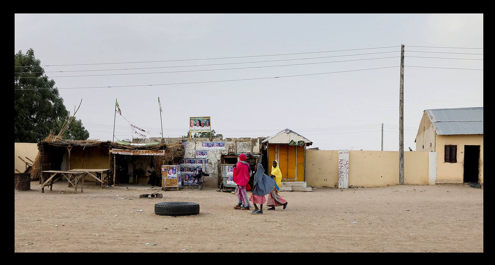 «No quiero volver a esa escuela otra vez, excepto si me transfieren a otro lugar: tengo miedo.» Las palabras de Amina Usman, una de las niñas que evitó ser secuestrada hace un par de semanas cuando miembros de Boko Haram irrumpieron en la escuela de Dapchi, al noreste de Nigeria, y se llevaron a más de cien compañeras, ilustra el horror. Pero lo sucedido en el polvoriento pueblo de Amina sólo es un nuevo episodio de la violencia desatada en el país por este grupo terrorista cuyo nombre podría traducirse en lengua hausa, la más hablada en la región, como «la educación occidental está prohibida.» En 2014 miembros de este grupo raptaron a 276 niñas en la ciudad de Chibok. Desde que iniciaron sus actividades con la intención de crear un estado que se adhiera a una interpretación estricta de la ley islámica, han asesinado a más de veinte mil personas. En las fotografías, familiares de las niñas observan algunas de sus pertenencias en la escuela.