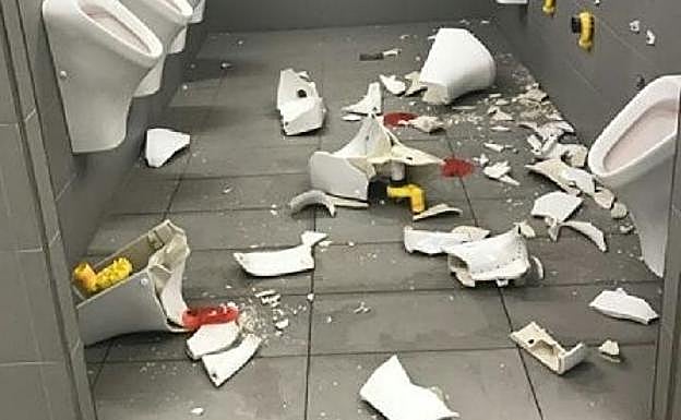 Aseos destrozados por los ultras del Marsella en el estadio de PSG. 