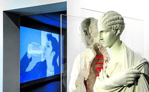 El vídeoarte ‘Casting James Dean’ de Cabello/Carceller y, en primer plano, la escultura de Concha Jerez.
