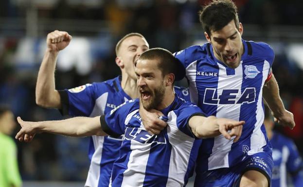 Laguardia, Manu García y Ely celebran el gol de la victoria. 