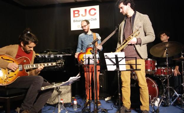 Los primeros tañidos del primer tema ‘S.O.S. – Blues o Subvención’, con Jaume Llombart (guitarra), Jordi Matas (bajo), Félix Rossy (trompeta) y Carlos López (batería)