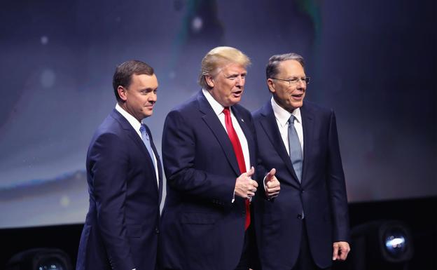 Donald Trump junto al director de la NRA (i), Chris Cox., y el subdirector.