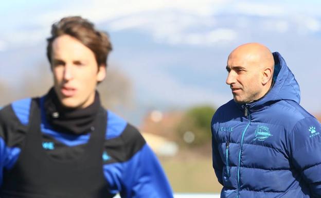 Abelardo, durante el último entrenamiento del Alavés antes de partir hacia San Sebastián.