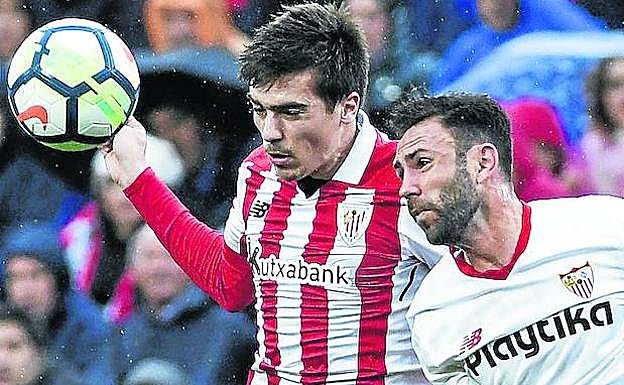 Córdoba busca el balón ante la oposición de Layún.