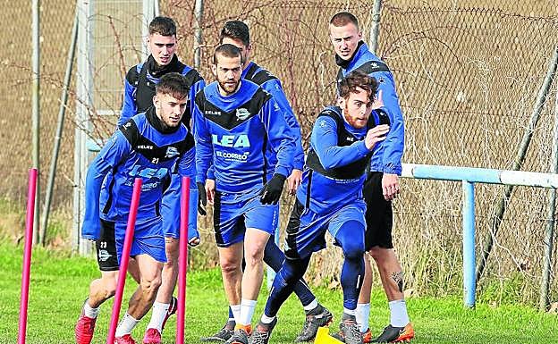 Medrán, Laguardia e Ibai, en primera línea en el inicio del entrenamiento de ayer en Ibaia.