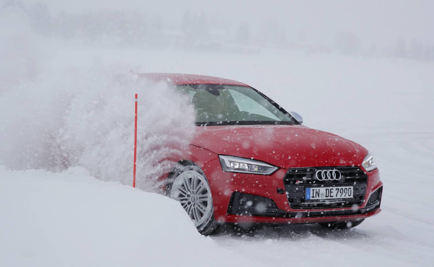 Uno de los mejores cursos de conducción que se pueden realizar en invierno es el 'Audi ice experience'. Una experiencia recomendable que nos ayuda a afrontar con seguridad las peores condiciones de adherencia en carretera.