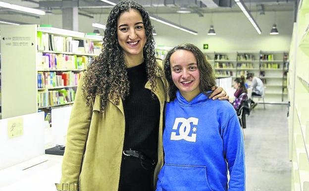 Ikhlas Seddi y Yasmin Sidi son dos menores tuteladas en Gipuzkoa que estudian en la Universidad. 
