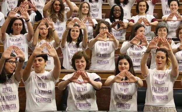 Las diputadas de Unidos Podemos apoyan la huelga feminista.