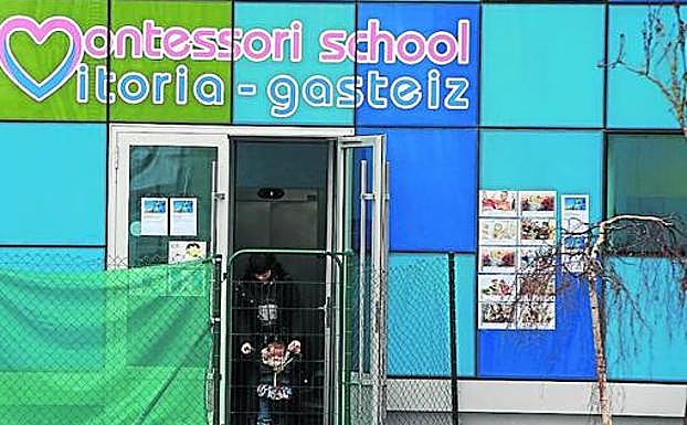 Puerta de acceso a Montessori School en el Bakh