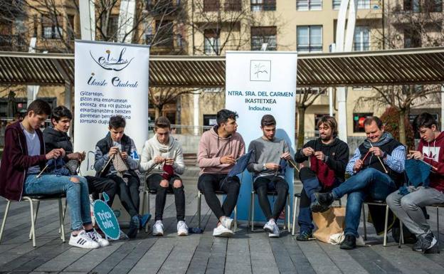 Los alumnos de El Carmen de Bilbao tejen en la Plaza Indautxu.