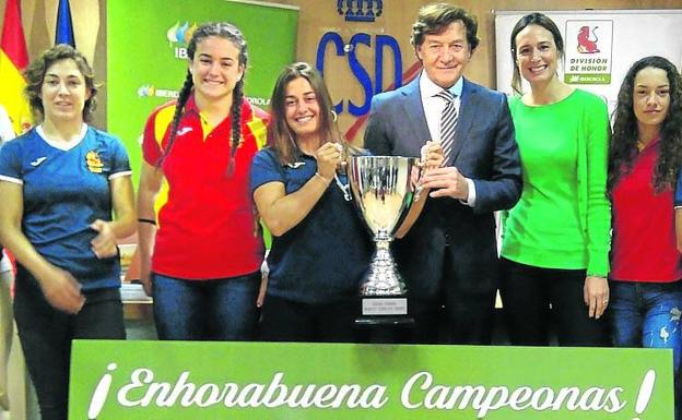En el CSD. Anne Fernández de Corres, en su condición de segunda capitana del equipo español, sostiene la copa de Europa con José Ramón Lete, presidente del Consejo Superior de Deportes. 