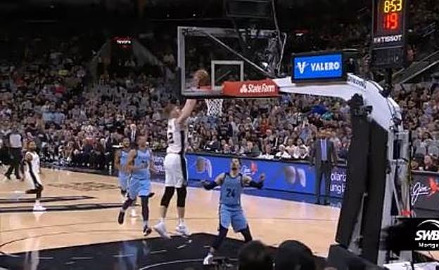 El alley oop de Bertans. 