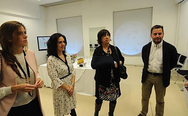 Guelbenzu charla con otras ponentes antes de su intervención. 