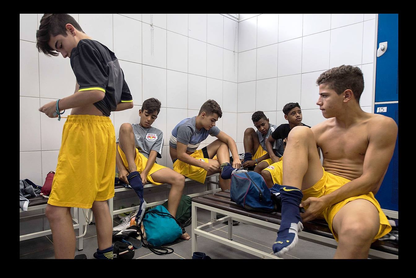 Unas enormes letras detrás de una de las porterías del estadio Sao Cristovao, en Río de Janeiro, recuerdan a Ronaldo, una de las estrellas del fútbol mundial. Al igual que sus héroes futbolísticos, casi todos los niños que entrenan en Sao Cristovao proceden de las favelas de Río, barrios muy unidos, pobres y a menudo violentos, donde la práctica del deporte es una de las escasas vías de escape. Para un afortunado grupo de 120 jóvenes de 14 a 20 años, componentes del equipo Red Bull Brasil, sus inicios en el fútbol pueden ser muy diferentes. Una academia de vanguardia en Jarinu, a 70 kilómertros de Sao Paulo, les ha abierto las puertas.