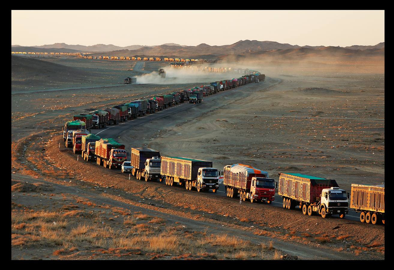 Miles de camiones pesados se desplazan cada día a lo largo de una carretera abarrotada entre las minas de carbón del desierto de Gobi en Mongolia y la frontera de China. El repunte en los precios y las restricciones comerciales impuestas a Corea, ha generado un aumento de las exportaciones a China de esta materia. Las colas, que alcanzan hasta 130 kilómetros, obligan a larguísimas esperas de los camioneros, que tienen que comer y dormir en sus vehículos en un viaje que a veces se prolonga hasta una semana. En torno a ellos ha florecido una bulliciosa microeconomía de comerciantes que venden cigarrillos, agua y combustible mientras aguardan la apertura de las aduanas chinas. En la actualidad atraviesan la frontera unos 700 camiones diarios, pero algunos creen que el problema no se resolverá hasta que lo hagan alrededor de 3000.