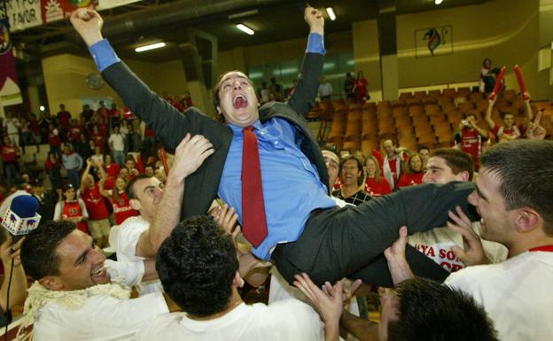 Imagen principal - 1. El entrenador Txus Vidorreta es 'manteado' por sus jugadores tras conseguir el ascenso a la ACB en 2004. 2. Axel Hervelle, derrotado en el segundo partido de la final de la liga ACB ante el Barcelona en 2011. 3. Raül López, uno de los emblemas del club, en su última temporada antes de retirarse.