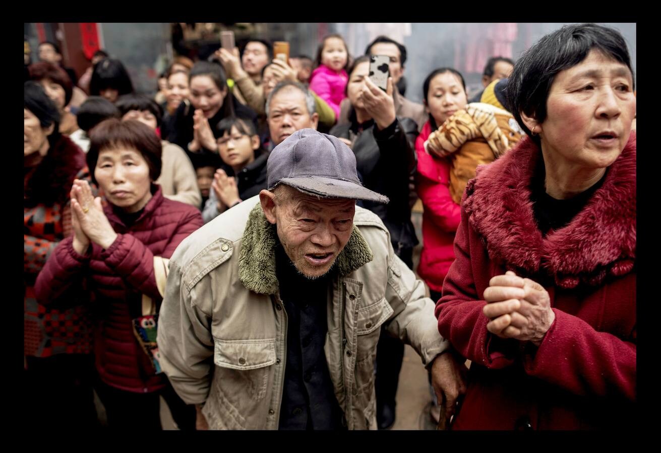 «El tablero de los dioses oceánicos» es uno de los más sorprendentes festivales que se celebran en Fuye, una localidad de la isla de Nanri, en la provincia china de Fujian. Vestidos con prendas bordadas y coronadas sus cabezas con intrincadas coberturas, una veintena de participantes cantan y blanden espadas y estandartes mientras son transportados hacia el mar en palanquines portados por convecinos. La pesca sigue siendo un trabajo arriesgado para los moradores de Fuye, que se hacen a la mar en pequeñas embarcaciones acompañados por imágenes y estatuillas para que los dioses les protejan. «Podemos pedirles que nos mantengan a salvo en el mar, pero no pueden darnos peces ni decirnos dónde hay más,» dijo Zhou, uno de tantos pescadores que estudia inglés con la esperanza de obtener trabajo en un barco de altura.