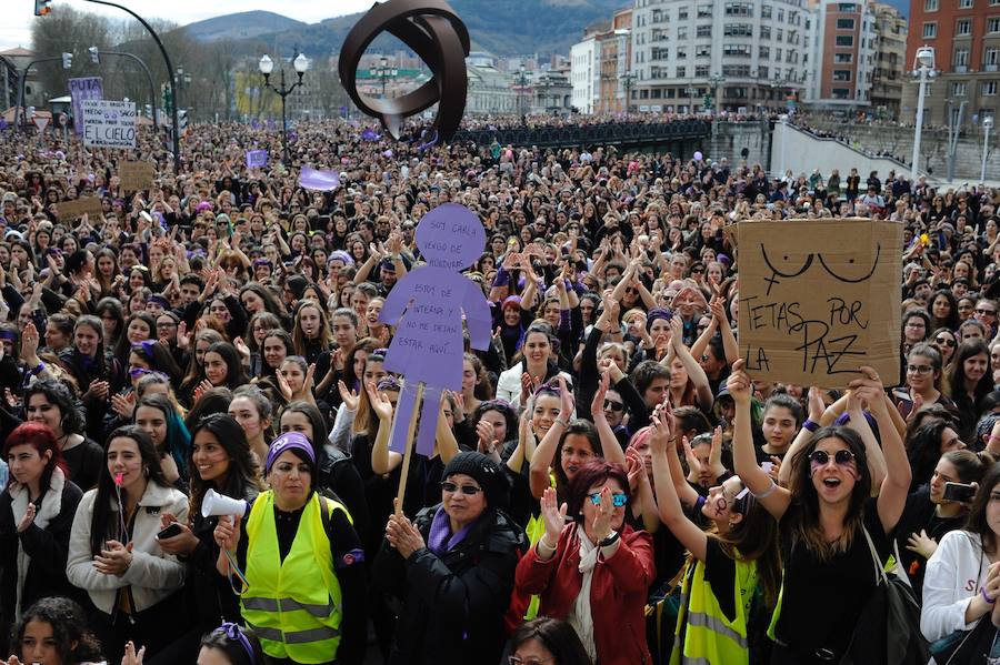 Las mejores fotos del Día Internacional de la Mujer 2018 en Bilbao, con imágenes de las concentraciones y manifestaciones feministas.