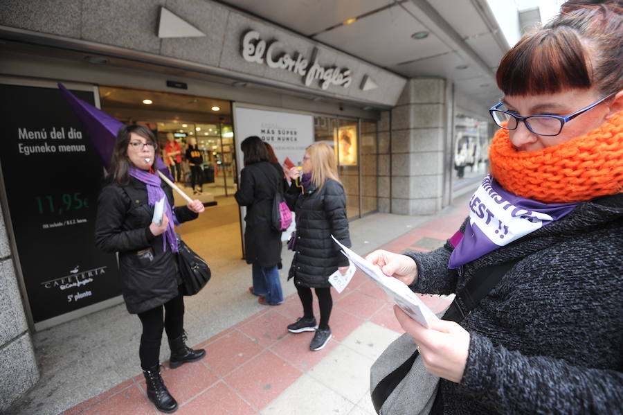 Fotos: Piquete en El Corte Inglés de Vitoria por el 8-M