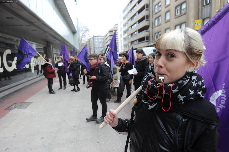 Fotos: Piquete en El Corte Inglés de Vitoria por el 8-M