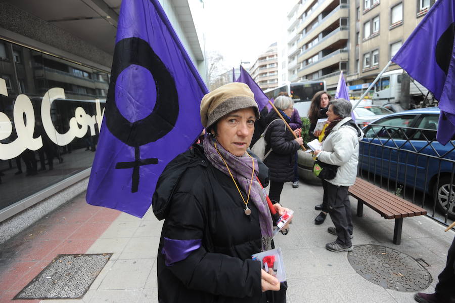 Fotos: Piquete en El Corte Inglés de Vitoria por el 8-M