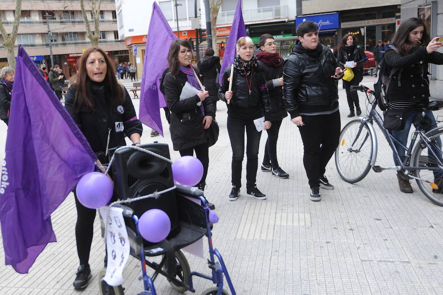 Fotos: Piquete en El Corte Inglés de Vitoria por el 8-M