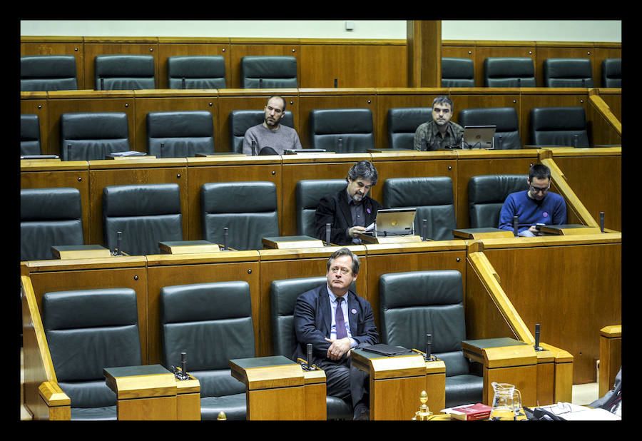 Fotos: Un pleno del Parlamento vasco sin las representantes de EH Bildu, Elkarrekin Podemos y PSE