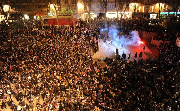 Imagen principal - El acto reivindicativio-festivo de la plaza Fueros y la manifestación a su paso por la calle Paz. 