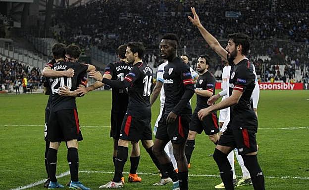 Los jugadores del Athletic abrazan a Aduriz tras su gol.