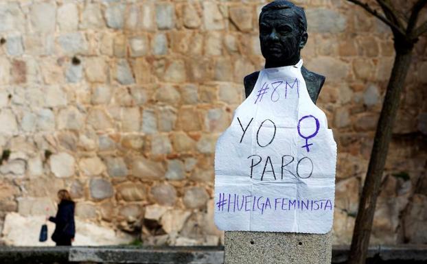 Vista del busto de Rubén Darío, que junto a las imágenes de Santa Teresa de Jesús, San Juan de la Cruz, Adolfo Suárez, y Jimena Blázquez, ubicadas en emblemáticas plazas de Ávila, han amanecido hoy con un delantal con diferentes mensajes relacionados con el Día Internacional de la Mujer. 