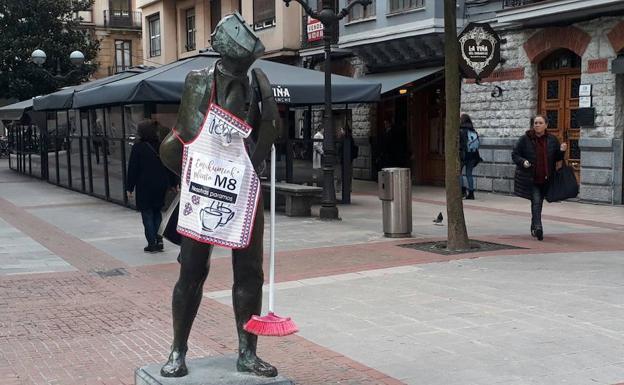 Imagen principal - Pancartas y estatuas con delantal ha aparecido esta mañana en Bilbao.