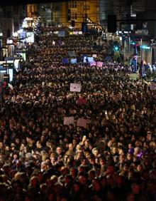 Imagen secundaria 2 - El acto reivindicativio-festivo de la plaza Fueros y la manifestación a su paso por la calle Paz. 