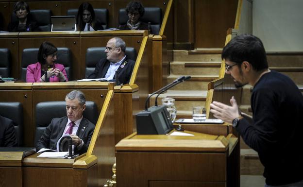 El lehendakari escucha al líder de Podemos Euskadi, Lander Martínez.