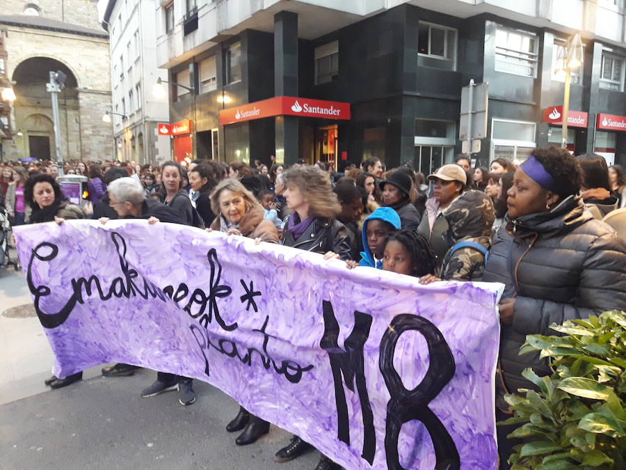 Miles de personas tomaron parte en la manifestación que recorrió Durango ayer por la tarde. 