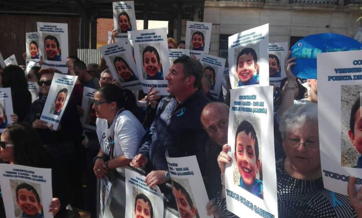 Fotos: Concentración en apoyo a la familia de Gabriel en Almería